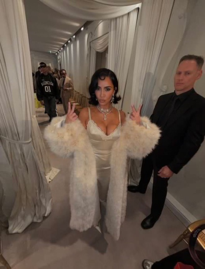 Kim Kardashian bị chê thậm tệ ở show Balenciaga - Ảnh 4. Kim Kardashian bị chê thậm tệ ở show Balenciaga - Ảnh 4.