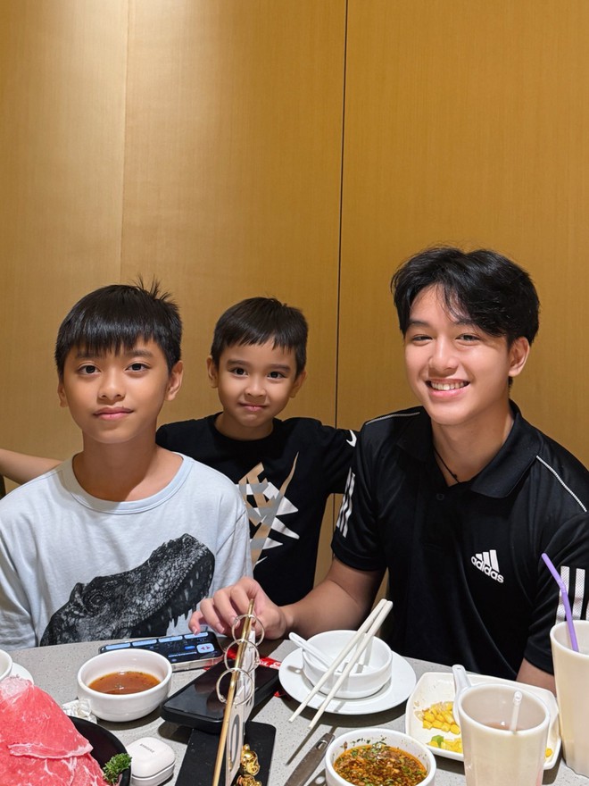 Em trai b&iacute; ẩn của Hằng T&uacute;i bất ngờ lộ diện, mới 15 tuổi đ&atilde; đẹp trai như nam thần- Ảnh 2.