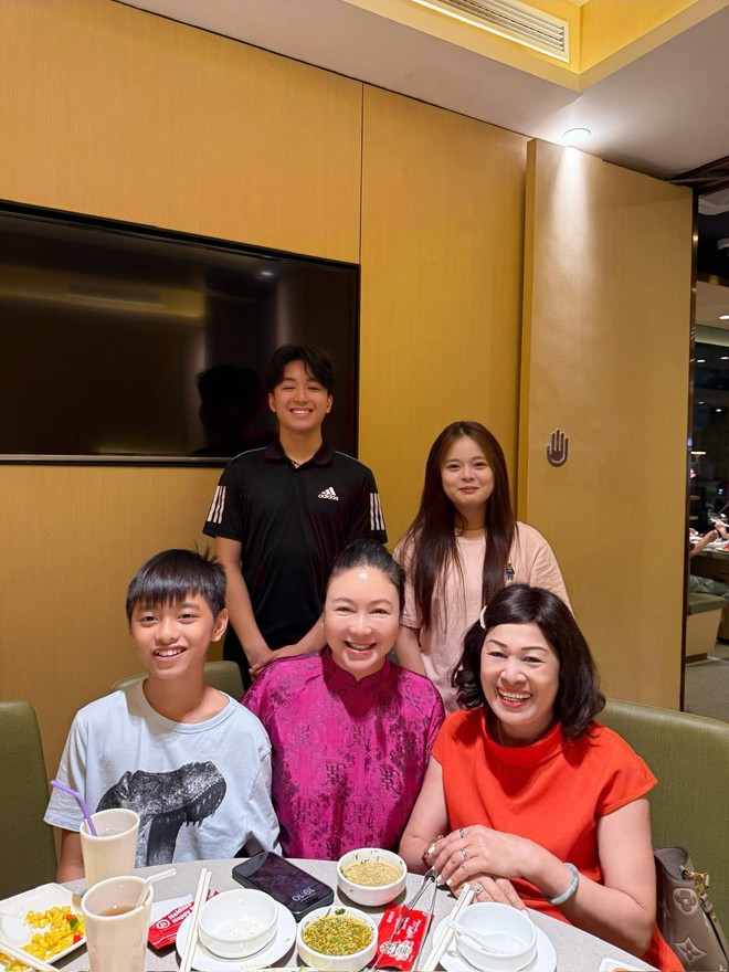 Em trai b&iacute; ẩn của Hằng T&uacute;i bất ngờ lộ diện, mới 15 tuổi đ&atilde; đẹp trai như nam thần- Ảnh 3.