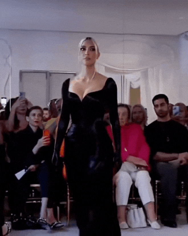 Kim Kardashian bị chê thậm tệ ở show Balenciaga - Ảnh 10. Kim Kardashian bị chê thậm tệ ở show Balenciaga - Ảnh 10.