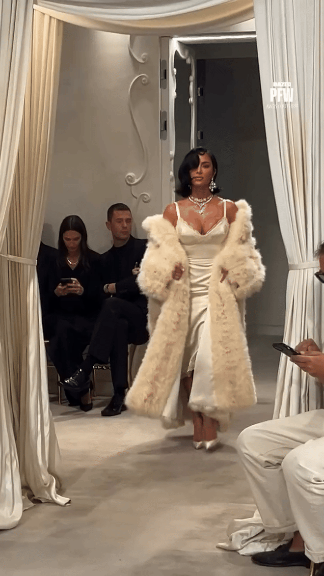 Kim Kardashian bị chê thậm tệ ở show Balenciaga - Ảnh 5. Kim Kardashian bị chê thậm tệ ở show Balenciaga - Ảnh 5.