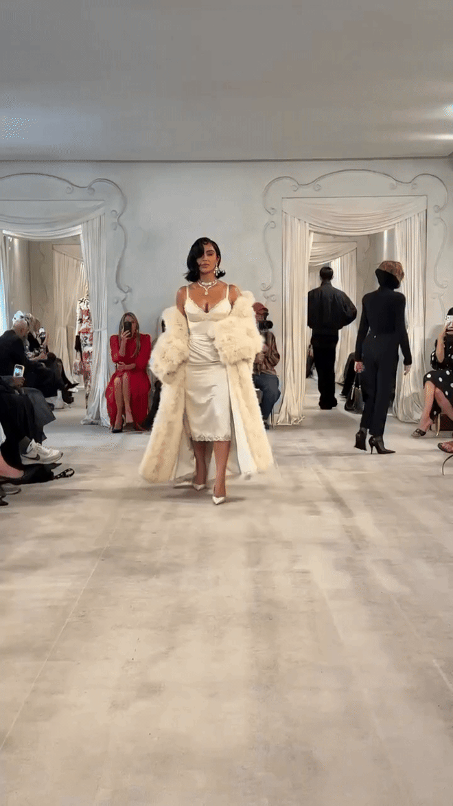 Kim Kardashian bị chê thậm tệ ở show Balenciaga - Ảnh 7. Kim Kardashian bị chê thậm tệ ở show Balenciaga - Ảnh 7.
