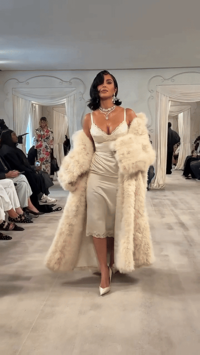Kim Kardashian bị chê thậm tệ ở show Balenciaga - Ảnh 6. Kim Kardashian bị chê thậm tệ ở show Balenciaga - Ảnh 6.