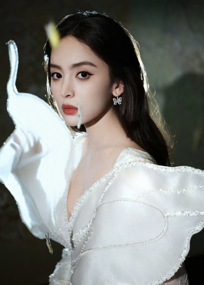 Giữa lúc bị chê xuống sắc vì sụt cân, đại mỹ nhân Tân Cương nói 1 câu thể hiện đẳng cấp- Ảnh 2.