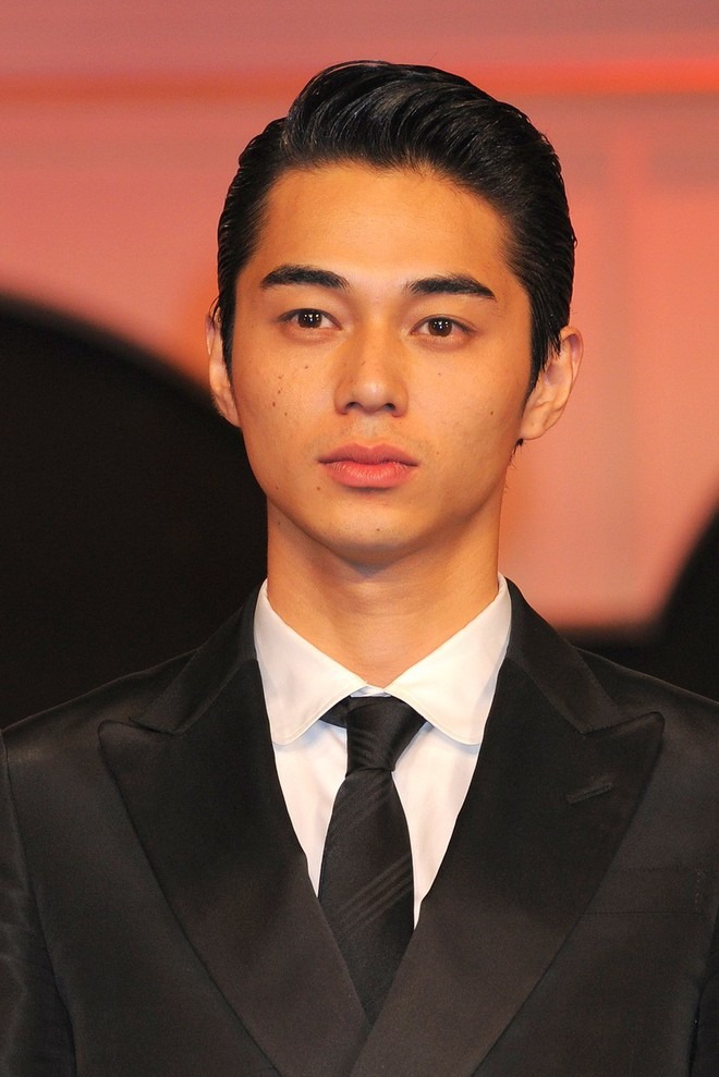 Showbiz chao đảo vụ nam diễn viên bị vợ bỏ vì cặp kè "tiểu tam" vị thành niên, rồi lên núi sống chung với 3 sao nữ- Ảnh 4. Showbiz chao đảo vụ nam diễn viên bị vợ bỏ vì cặp kè "tiểu tam" vị thành niên, rồi lên núi sống chung với 3 sao nữ- Ảnh 4.