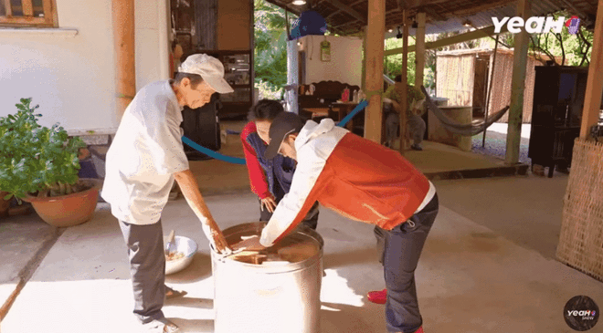 'Gia đình Haha' Tập 9: Trải nghiệm khám phá nghề nuôi ong, nhăn nhó tận hưởng những 'nụ hôn của ong'- Ảnh 12.