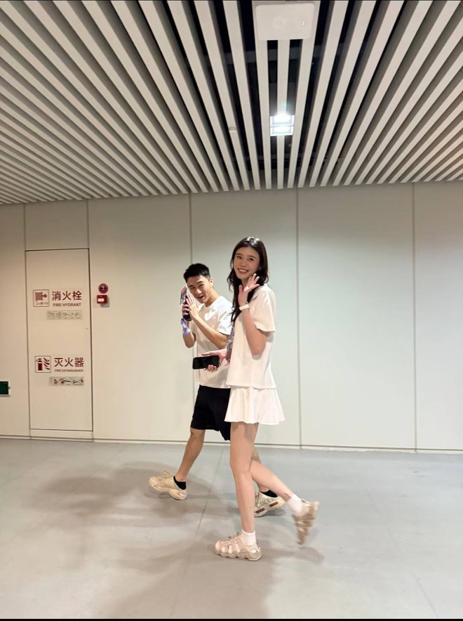Fan dậy sóng trước hình ảnh mới nhất của siêu mẫu Victoria's Secret giữa nghi vấn bị chồng thiếu gia sòng bạc “cắm sừng”- Ảnh 5.