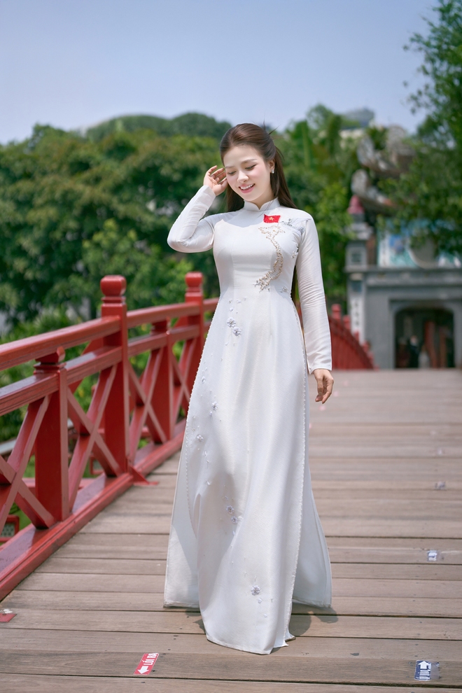 Dương Hoàng Yến bỏ mọi kế hoạch vì ca khúc khiến cô xúc động khi đang ngồi trên máy bay- Ảnh 2.