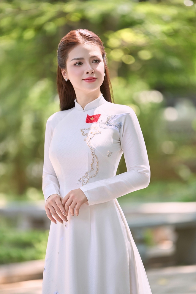 Dương Hoàng Yến bỏ mọi kế hoạch vì ca khúc khiến cô xúc động khi đang ngồi trên máy bay- Ảnh 6.