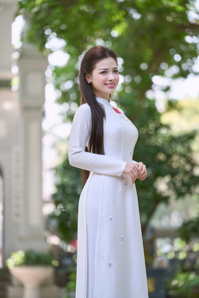 Dương Hoàng Yến bỏ mọi kế hoạch vì ca khúc khiến cô xúc động khi đang ngồi trên máy bay- Ảnh 1.