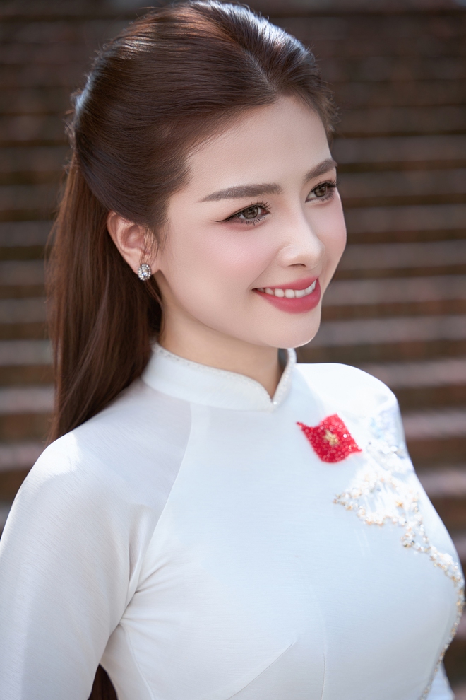 Dương Hoàng Yến bỏ mọi kế hoạch vì ca khúc khiến cô xúc động khi đang ngồi trên máy bay- Ảnh 3.