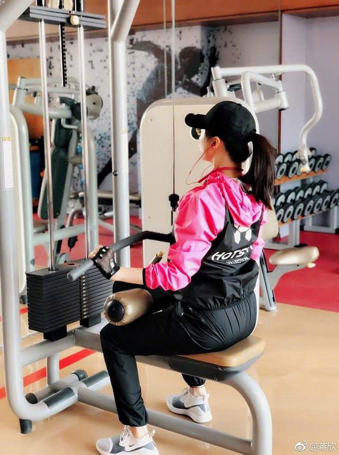 Giảm 6,5kg trong 2 tuần, Hoa phi 42 tuổi trẻ lên trông thấy: Không nhịn ăn nhưng loại bỏ hoàn toàn 1 thứ- Ảnh 10. Giảm 6,5kg trong 2 tuần, Hoa phi 42 tuổi trẻ lên trông thấy: Không nhịn ăn nhưng loại bỏ hoàn toàn 1 thứ- Ảnh 10.
