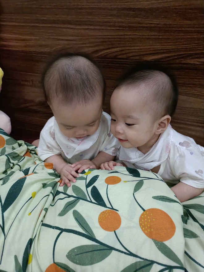 Review xe đẩy gấp gọn nhà Tobé của mẹ bỉm có 2 bạn nhỏ sinh đôi: Tính ứng dụng cao, dùng được từ trong nhà ra đến ngoài đường- Ảnh 3.