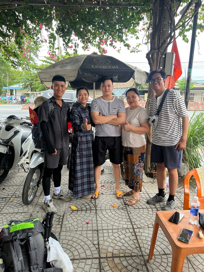 Hai chàng trai đi bộ hơn 2 tháng để đến Hà Nội dịp 2/9: Bữa sáng không thể nào quên ở Nghệ An- Ảnh 4. Hai chàng trai đi bộ hơn 2 tháng để đến Hà Nội dịp 2/9: Bữa sáng không thể nào quên ở Nghệ An- Ảnh 4.