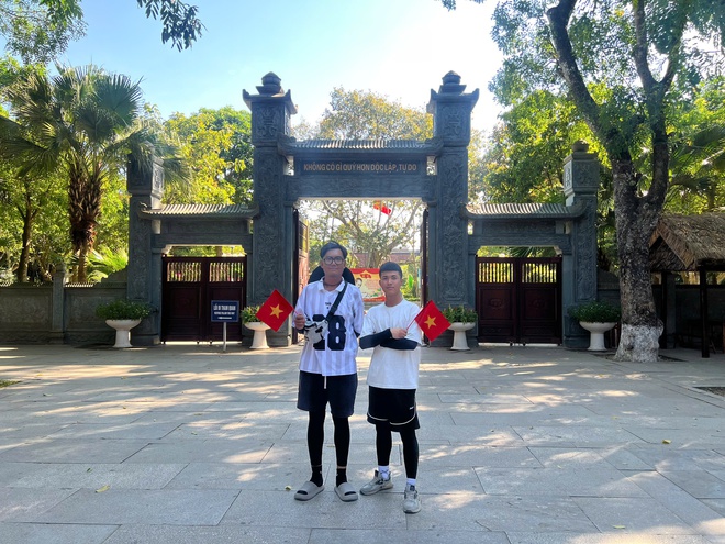 Hai chàng trai đi bộ hơn 2 tháng để đến Hà Nội dịp 2/9: Bữa sáng không thể nào quên ở Nghệ An- Ảnh 7. Hai chàng trai đi bộ hơn 2 tháng để đến Hà Nội dịp 2/9: Bữa sáng không thể nào quên ở Nghệ An- Ảnh 7.