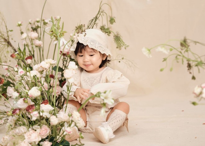 Con gái Bảo Anh 2 tuổi đàn hát cực khéo, dân tình hết lời khen ngợi- Ảnh 3.