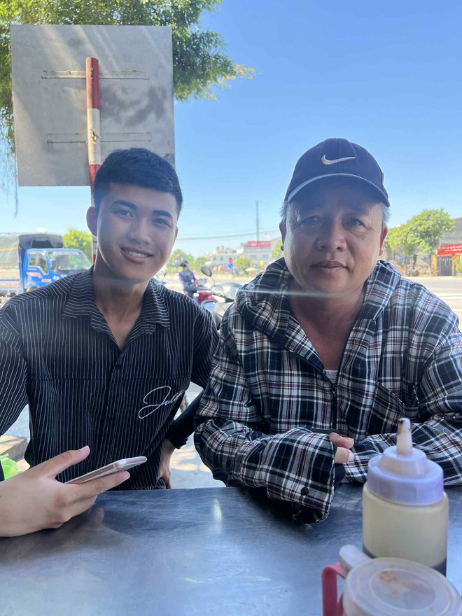 Hai chàng trai đi bộ hơn 2 tháng để đến Hà Nội dịp 2/9: Bữa sáng không thể nào quên ở Nghệ An- Ảnh 3. Hai chàng trai đi bộ hơn 2 tháng để đến Hà Nội dịp 2/9: Bữa sáng không thể nào quên ở Nghệ An- Ảnh 3.