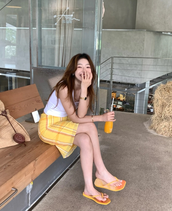 Không chỉ để đi biển, dép tông đang "xưng vương" hè này với rất kiểu mix đồ đẹp!- Ảnh 27.