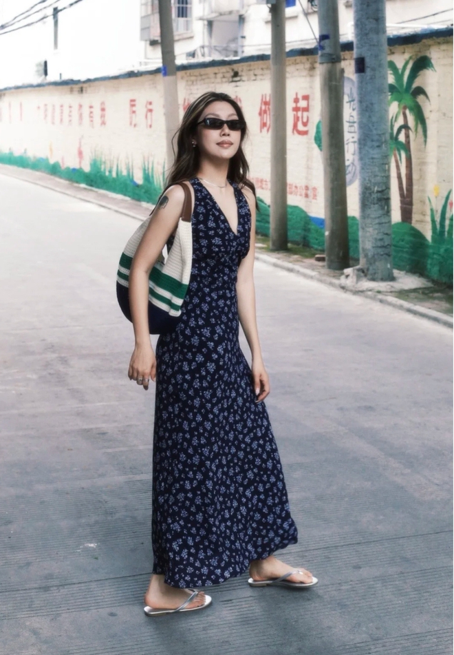 Không chỉ để đi biển, dép tông đang "xưng vương" hè này với rất kiểu mix đồ đẹp!- Ảnh 22.