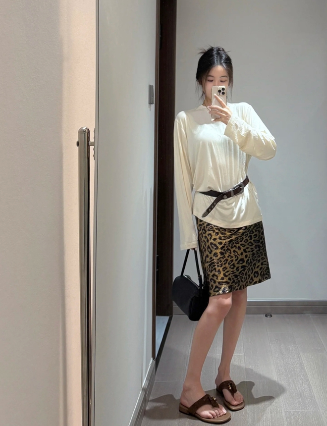 Không chỉ để đi biển, dép tông đang "xưng vương" hè này với rất kiểu mix đồ đẹp!- Ảnh 26.