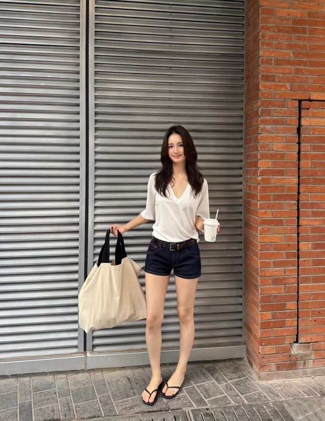 Không chỉ để đi biển, dép tông đang "xưng vương" hè này với rất kiểu mix đồ đẹp!- Ảnh 19.
