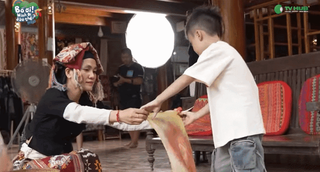 Bố ơi, mình đi đâu thế? tập 13: Con trai Duy Hưng vượt qua sợ hãi, con gái Trung Ruồi đòi 'treo bố lên gốc cây'- Ảnh 15. Bố ơi, mình đi đâu thế? tập 13: Con trai Duy Hưng vượt qua sợ hãi, con gái Trung Ruồi đòi 'treo bố lên gốc cây'- Ảnh 15.