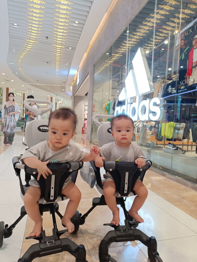 Review xe đẩy gấp gọn nhà Tobé của mẹ bỉm có 2 bạn nhỏ sinh đôi: Tính ứng dụng cao, dùng được từ trong nhà ra đến ngoài đường- Ảnh 9.