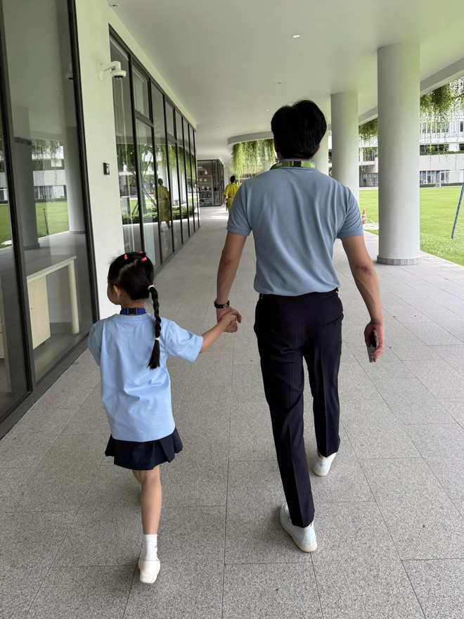 Con gái Cường Đô La – Đàm Thu Trang nhập học trường quốc tế danh tiếng hàng đầu tại TP.HCM, được bố mẹ tháp tùng trong ngày đầu tiên- Ảnh 2. Con gái Cường Đô La – Đàm Thu Trang nhập học trường quốc tế danh tiếng hàng đầu tại TP.HCM, được bố mẹ tháp tùng trong ngày đầu tiên- Ảnh 2.