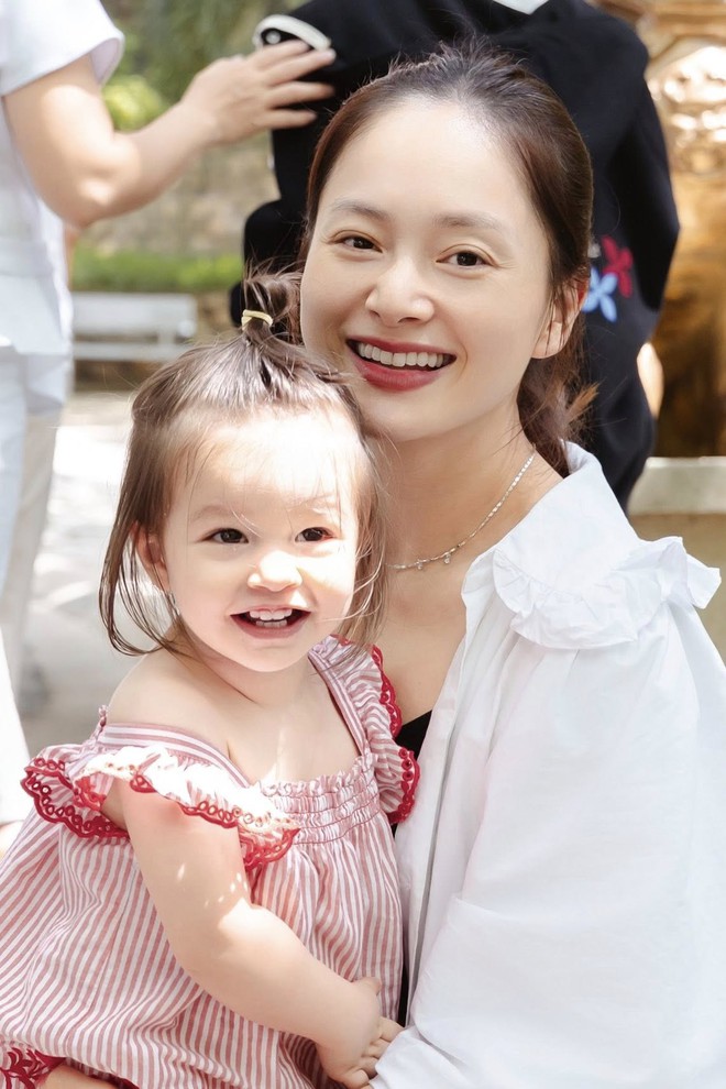 Lan Phương hậu ly hôn chồng Tây: "Không suy nghĩ nhiều, sống cách biệt với mọi thứ, chỉ có mình và 2 con"- Ảnh 4. Lan Phương hậu ly hôn chồng Tây: "Không suy nghĩ nhiều, sống cách biệt với mọi thứ, chỉ có mình và 2 con"- Ảnh 4.