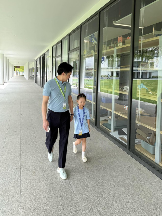 Con gái Cường Đô La – Đàm Thu Trang nhập học trường quốc tế danh tiếng hàng đầu tại TP.HCM, được bố mẹ tháp tùng trong ngày đầu tiên- Ảnh 3. Con gái Cường Đô La – Đàm Thu Trang nhập học trường quốc tế danh tiếng hàng đầu tại TP.HCM, được bố mẹ tháp tùng trong ngày đầu tiên- Ảnh 3.