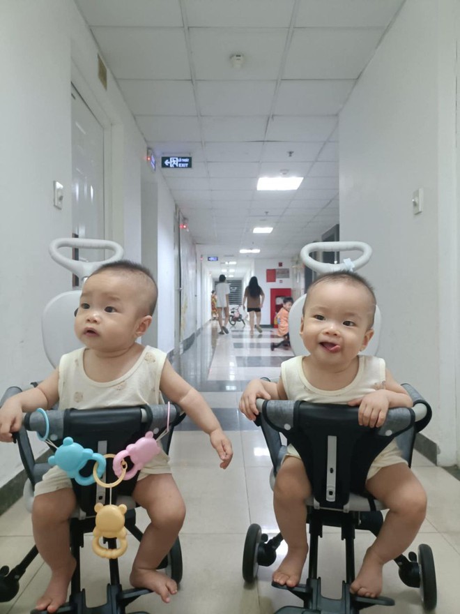 Review xe đẩy gấp gọn nhà Tobé của mẹ bỉm có 2 bạn nhỏ sinh đôi: Tính ứng dụng cao, dùng được từ trong nhà ra đến ngoài đường- Ảnh 11.