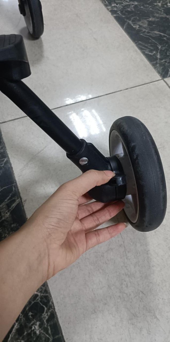 Review xe đẩy gấp gọn nhà Tobé của mẹ bỉm có 2 bạn nhỏ sinh đôi: Tính ứng dụng cao, dùng được từ trong nhà ra đến ngoài đường- Ảnh 7.