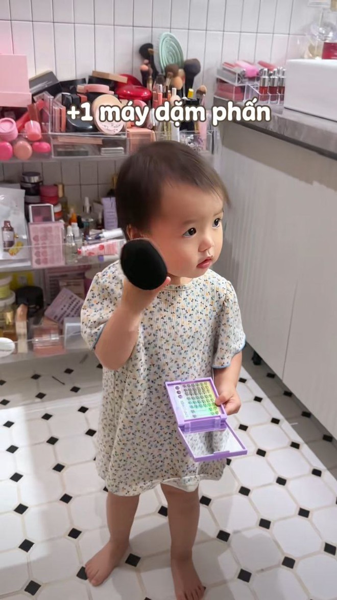 Nami - cô công chúa Gen Alpha chính hiệu: Mẹ Lucie đi vắng là mở ngay vlog làm đẹp, sương sương mà gần 5 triệu lượt xem!- Ảnh 4. Nami - cô công chúa Gen Alpha chính hiệu: Mẹ Lucie đi vắng là mở ngay vlog làm đẹp, sương sương mà gần 5 triệu lượt xem!- Ảnh 4.
