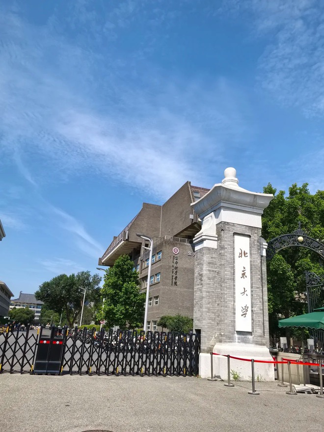 Hộp qu&agrave; t&acirc;n sinh vi&ecirc;n của 1 trường top đầu r&ograve; rỉ tr&ecirc;n MXH, người thường xem xong chỉ biết kh&oacute;c: C&aacute;i gi&aacute; của tri thức!- Ảnh 4.