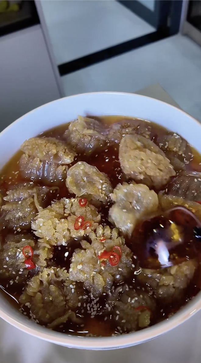 Bỏ ra 8 triệu chỉ để ăn vài miếng sứa đầu đạn đang hot: Vừa đắt mà lại chả có vị gì đặc biệt!- Ảnh 2.