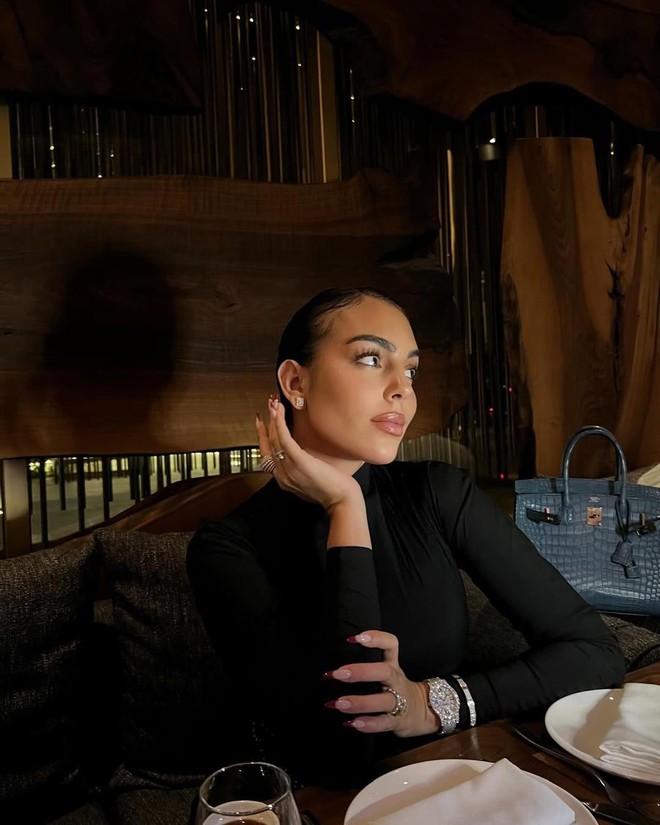 Nhẫn đính hôn 130 tỷ của Ronaldo cũng sốc, nhưng BST đồng hồ của vợ tương lai mới là "next level"- Ảnh 21.
