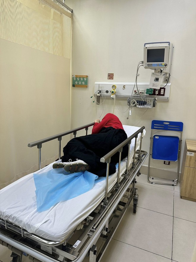 Lộ hình ảnh diễn viên Lan Phương phải nhập viện cấp cứu, đau đớn không thể tự đi- Ảnh 2. Lộ hình ảnh diễn viên Lan Phương phải nhập viện cấp cứu, đau đớn không thể tự đi- Ảnh 2.