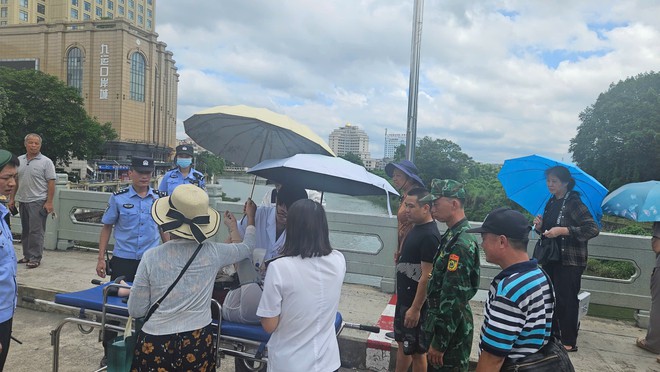 Quảng Ninh: Kịp thời ứng cứu 01 công dân Trung Quốc bị ngất do nắng nóng an toàn trở về nước- Ảnh 2. Quảng Ninh: Kịp thời ứng cứu 01 công dân Trung Quốc bị ngất do nắng nóng an toàn trở về nước- Ảnh 2.