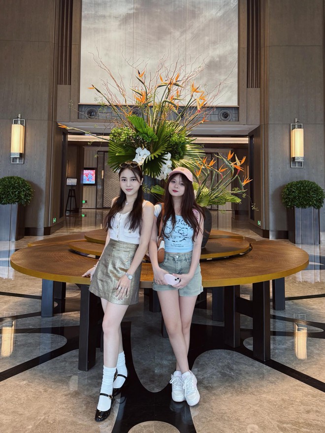 Giật mình với visual của bé Su - con gái lớn nhà hot mom Hằng Túi: 2 mẹ con đứng chung khung hình là dân tình muốn 