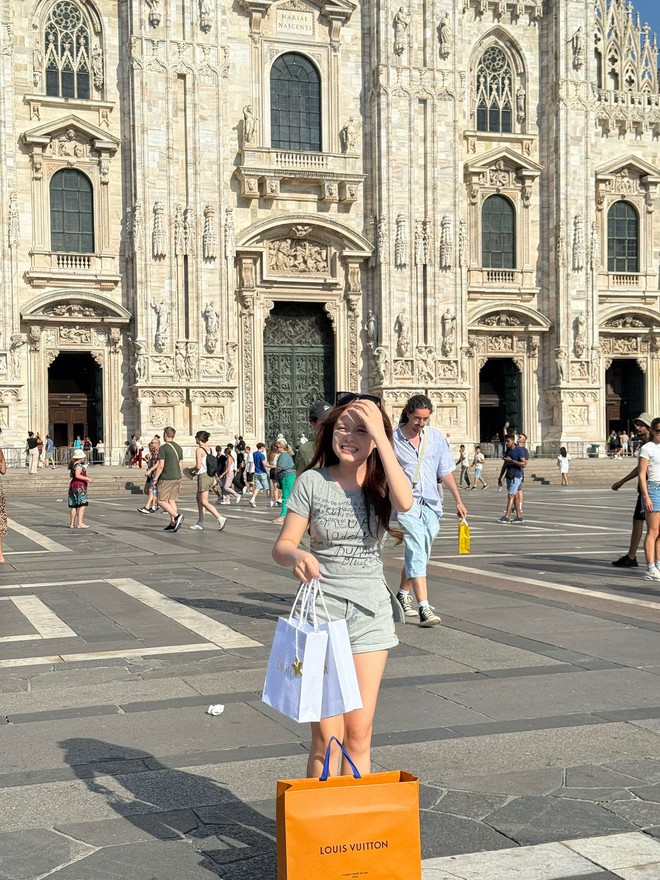 Giật mình với visual của bé Su - con gái lớn nhà hot mom Hằng Túi: 2 mẹ con đứng chung khung hình là dân tình muốn 