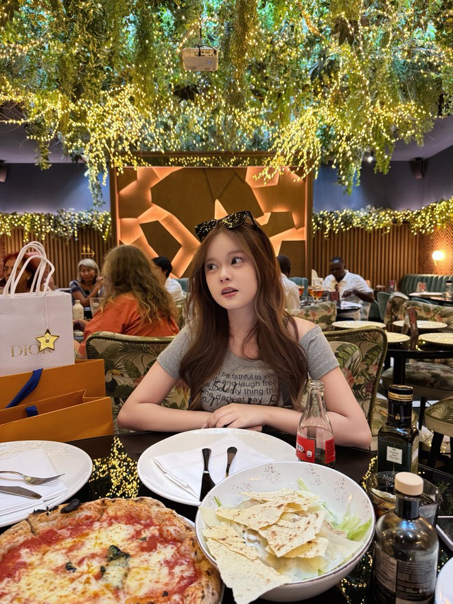 Giật mình với visual của bé Su - con gái lớn nhà hot mom Hằng Túi: 2 mẹ con đứng chung khung hình là dân tình muốn 