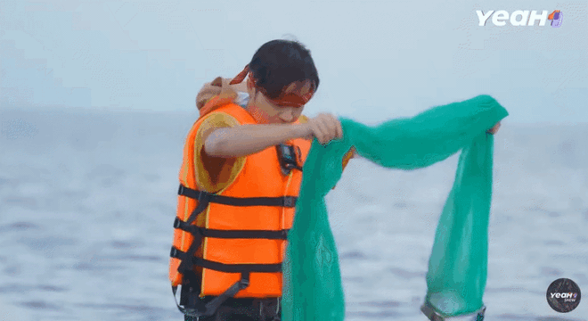 'Gia đình Haha' tập 10: Cười nghiêng ngả với 'vũ điệu cào nghêu', Ái Phương thu hoạch đầy tay, Duy Khánh liều mình 'còn nước còn tát'- Ảnh 22. 'Gia đình Haha' tập 10: Cười nghiêng ngả với 'vũ điệu cào nghêu', Ái Phương thu hoạch đầy tay, Duy Khánh liều mình 'còn nước còn tát'- Ảnh 22.