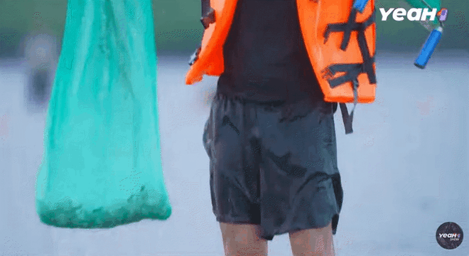 'Gia đình Haha' tập 10: Cười nghiêng ngả với 'vũ điệu cào nghêu', Ái Phương thu hoạch đầy tay, Duy Khánh liều mình 'còn nước còn tát'- Ảnh 19. 'Gia đình Haha' tập 10: Cười nghiêng ngả với 'vũ điệu cào nghêu', Ái Phương thu hoạch đầy tay, Duy Khánh liều mình 'còn nước còn tát'- Ảnh 19.