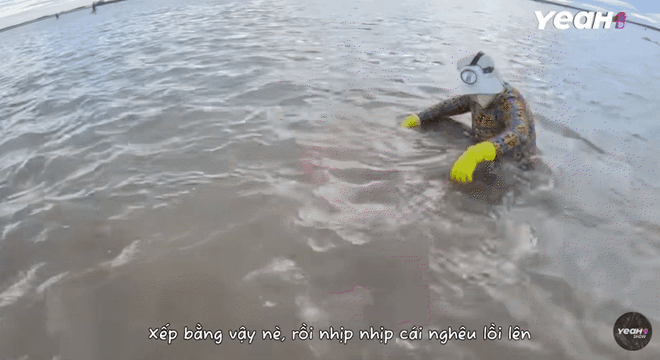 'Gia đình Haha' tập 10: Cười nghiêng ngả với 'vũ điệu cào nghêu', Ái Phương thu hoạch đầy tay, Duy Khánh liều mình 'còn nước còn tát'- Ảnh 4. 'Gia đình Haha' tập 10: Cười nghiêng ngả với 'vũ điệu cào nghêu', Ái Phương thu hoạch đầy tay, Duy Khánh liều mình 'còn nước còn tát'- Ảnh 4.