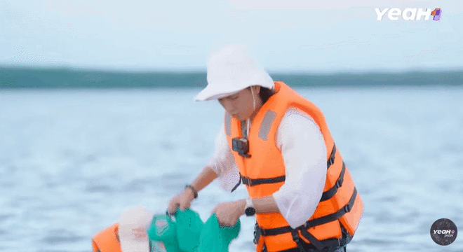 'Gia đình Haha' tập 10: Cười nghiêng ngả với 'vũ điệu cào nghêu', Ái Phương thu hoạch đầy tay, Duy Khánh liều mình 'còn nước còn tát'- Ảnh 5. 'Gia đình Haha' tập 10: Cười nghiêng ngả với 'vũ điệu cào nghêu', Ái Phương thu hoạch đầy tay, Duy Khánh liều mình 'còn nước còn tát'- Ảnh 5.