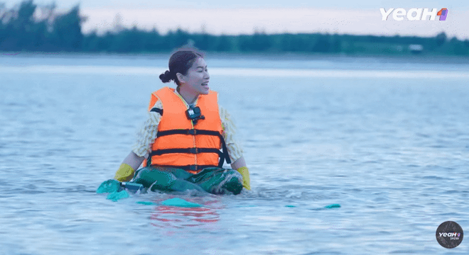 'Gia đình Haha' tập 10: Cười nghiêng ngả với 'vũ điệu cào nghêu', Ái Phương thu hoạch đầy tay, Duy Khánh liều mình 'còn nước còn tát'- Ảnh 13. 'Gia đình Haha' tập 10: Cười nghiêng ngả với 'vũ điệu cào nghêu', Ái Phương thu hoạch đầy tay, Duy Khánh liều mình 'còn nước còn tát'- Ảnh 13.
