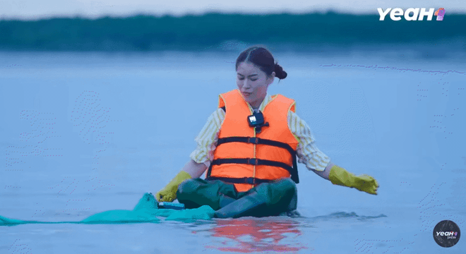 'Gia đình Haha' tập 10: Cười nghiêng ngả với 'vũ điệu cào nghêu', Ái Phương thu hoạch đầy tay, Duy Khánh liều mình 'còn nước còn tát'- Ảnh 14. 'Gia đình Haha' tập 10: Cười nghiêng ngả với 'vũ điệu cào nghêu', Ái Phương thu hoạch đầy tay, Duy Khánh liều mình 'còn nước còn tát'- Ảnh 14.