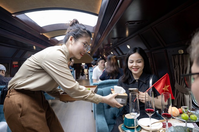 Chính thức ra mắt đoàn tàu 2 tầng "Hà Nội 5 cửa ô": Lần đầu tiên hành khách có thể vừa đi tàu vừa nghe hát xẩm!- Ảnh 3. Chính thức ra mắt đoàn tàu 2 tầng "Hà Nội 5 cửa ô": Lần đầu tiên hành khách có thể vừa đi tàu vừa nghe hát xẩm!- Ảnh 3.