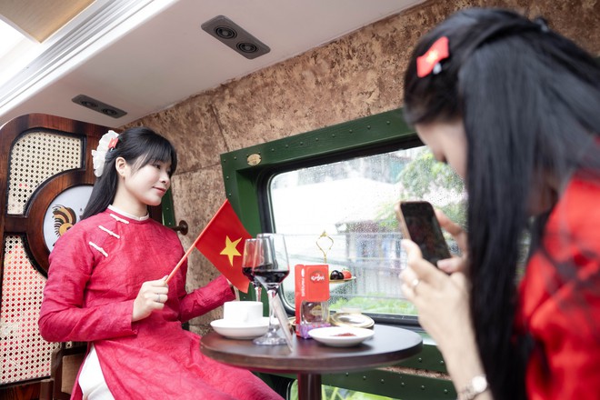 Chính thức ra mắt đoàn tàu 2 tầng "Hà Nội 5 cửa ô": Lần đầu tiên hành khách có thể vừa đi tàu vừa nghe hát xẩm!- Ảnh 4. Chính thức ra mắt đoàn tàu 2 tầng "Hà Nội 5 cửa ô": Lần đầu tiên hành khách có thể vừa đi tàu vừa nghe hát xẩm!- Ảnh 4.