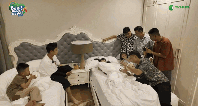 Bố ơi, mình đi đâu thế? tập 14: Ông bố quốc dân Trung Ruồi ghi điểm với màn chăm con gái ốm đầy cảm xúc- Ảnh 6. Bố ơi, mình đi đâu thế? tập 14: Ông bố quốc dân Trung Ruồi ghi điểm với màn chăm con gái ốm đầy cảm xúc- Ảnh 6.